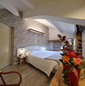 um quarto com uma cama e uma parede de tijolos em Hotel Charly em Milão