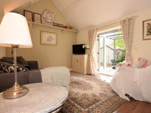 a living room with a couch and a lamp at 1 bed property in Mattishall 57021 in Mattishall