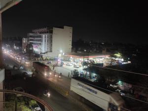 una via cittadina di notte con traffico ed edifici di HOTEL IMF a Patna