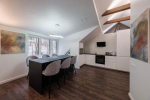 eine Küche und ein Esszimmer mit Tisch und Stühlen in der Unterkunft Bravo Apartments in Kaunas + 29 Fotos