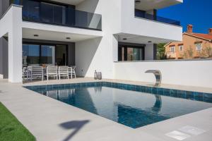 una villa con piscina e una casa di Villa LEA MAGDALENA III a Krk