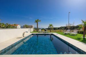 una piscina nel cortile di una casa di Villa LEA MAGDALENA III a Krk