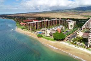 z powietrza widok na ośrodek na plaży w obiekcie Aston Kaanapali Shores w mieście Lahaina