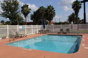 Piscina a Wingate by Wyndham Kings Bay Naval Base o a prop