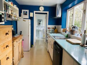 A kitchen or kitchenette at Dory Cottage - Chesil Beach View