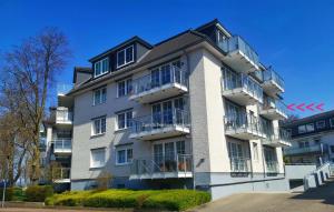 an apartment building with balconies on the side of it at Apartmentvermittlung Mehr als Meer - Objekt 18 in Niendorf