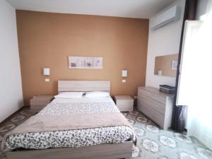 sypialnia z dużym łóżkiem w pokoju w obiekcie Una Scala Dal Centro w mieście Agrigento