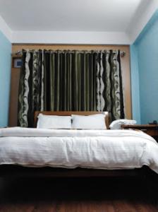 Tempat tidur dalam kamar di Hotel Mon Paradise, Tawang