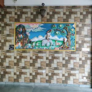 een schilderij op een muur met een schilderij erop bij Hotel Mon Paradise, Tawang in Tawang