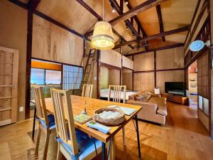 熊本的住宿－SUMITSUGU HOUSE West，一间带桌子和沙发的用餐室