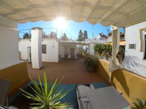 un balcone di una casa con tavolo e sedie di Duplex acogedor con gran terraza en pleno centro de Sevilla! a Siviglia