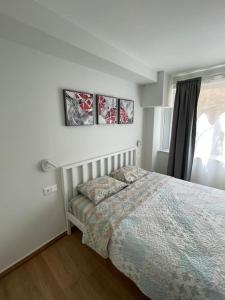 Llit o llits en una habitació de Maria's apartment in Faliro