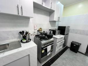 O bucătărie sau chicinetă la Naka Tranquil Suite with Ample Secure Parking