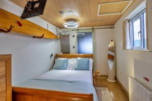 1 dormitorio pequeño con 1 cama en una casa pequeña en Finest Retreats - Treknow Summerhut, en Tintagel