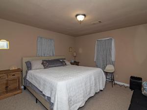 Giường trong phòng chung tại Charming 3BR Home w/ Private Yard