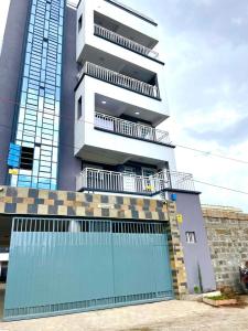 un edificio alto con una puerta azul delante de él en Naka Tranquil Suite with Ample Secure Parking, en Nakuru