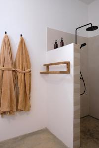 a bathroom with towels hanging on a wall at Kawga Hôtel in Ngaring