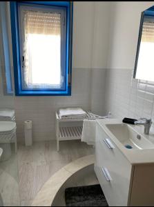 un bagno bianco con lavandino e finestra di Noto…sul mare! a Noto Marina