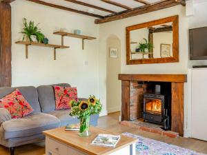ein Wohnzimmer mit einem Sofa und einem Kamin in der Unterkunft 2 Bed in Horsted Keynes 60405 in Horsted Keynes
