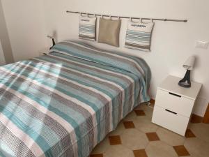 una piccola camera con letto e comodino di Noto…sul mare! a Noto Marina