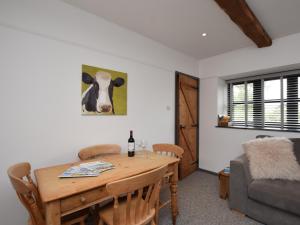 a dining room with a table and a couch at 2 bed in Godshill IC085 in Godshill