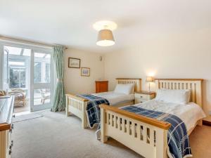 um quarto com 2 camas e uma varanda em 3 bed in Carisbrooke IC037 em Newport