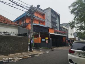 een gebouw in aanbouw in een stadsstraat bij Penginapan 21 By SPAZIE in Jakarta