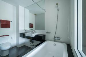 Kamar mandi di Chic Condominium by Redfox Hospitality