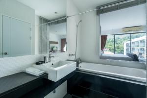 Kamar mandi di Chic Condominium by Redfox Hospitality
