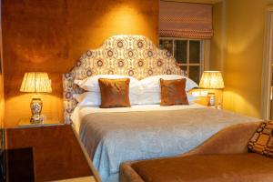 Bishopstrow Hotel and Spa - Small Luxury Hotels of the World客房内的一张或多张床位