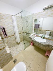 y baño con aseo, lavabo y ducha. en New Marina Hurghada Suite en Hurghada