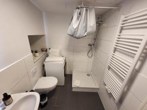 Baño blanco pequeño con aseo y lavamanos en Kant 99 XL en Berlín