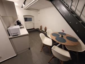 Kant 99 XL في برلين: مطبخ مع طاولة وكراسي في غرفة
