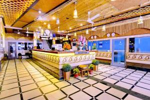 Hotel Hari Piorko Inn - New Delhi Railway Station في نيودلهي: مطعم في وسط الغرفة فيه بار