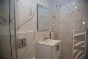雅典的住宿－Spacious apartment in Pagkrati，白色的浴室设有水槽和镜子