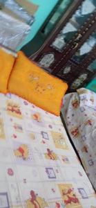 HaYaH Guest house في أسوان: قريب من سرير مع سرير أطفال