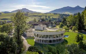 eine Luftansicht eines großen weißen Gebäudes in der Unterkunft Hotel Hof Weissbad in Weissbad