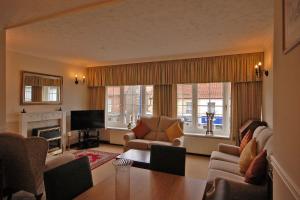 Sky View في شيرينغهام: غرفة معيشة مع أريكة وكراسي وطاولة