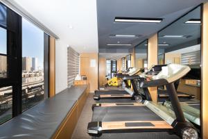 The fitness centre and/or fitness facilities at Atour Hotel Kunming Dianchi Lake