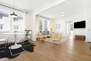 a living room with a table and chairs at Cozy Apartment in Virginia Highland in Atlanta