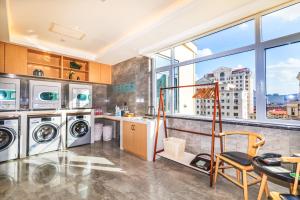 Kuchyň nebo kuchyňský kout v ubytování Atour Hotel Weihai City Center