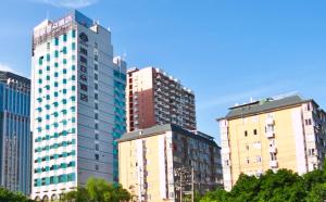 un grupo de edificios altos en una ciudad en Atour Hotel Hailian Fuzhou, en Fuzhou