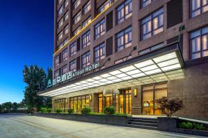 un edificio con un cartello sulla facciata di Atour Hotel (Shanghai International Tourism and Resorts Zone XiuYan Road) a Shanghai