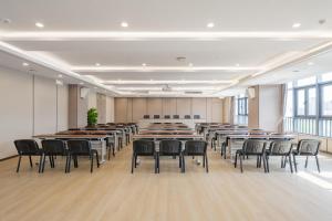 een grote kamer met tafels en stoelen. bij Atour Hotel Shanghai Jiading Juyuan Wisdom Center in Jiading