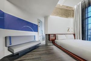 Postel nebo postele na pokoji v ubytování Z Hotel Shanghai Bund Shamei Building