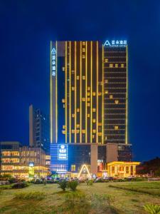 ein hohes Gebäude mit Lichtern in der Nacht in der Unterkunft Atour Hotel Guiyang Century City Shopping Center in Guiyang