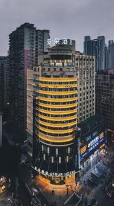 un gran edificio con ventanas amarillas en una ciudad en Atour Hotel Chongqing Nanping Pedestrain Street en Chongqing