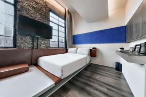 Postel nebo postele na pokoji v ubytování Z Hotel Shanghai Bund Shamei Building