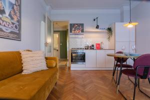 sala de estar y cocina con sofá y mesa en Casa Paradiso by Wonderful Italy, en Turín