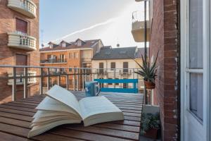 un libro abierto sobre una mesa en un balcón en Casa Paradiso by Wonderful Italy, en Turín